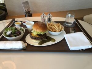 ウェスティンホテル横浜　ルームサービス　ハンバーガー
